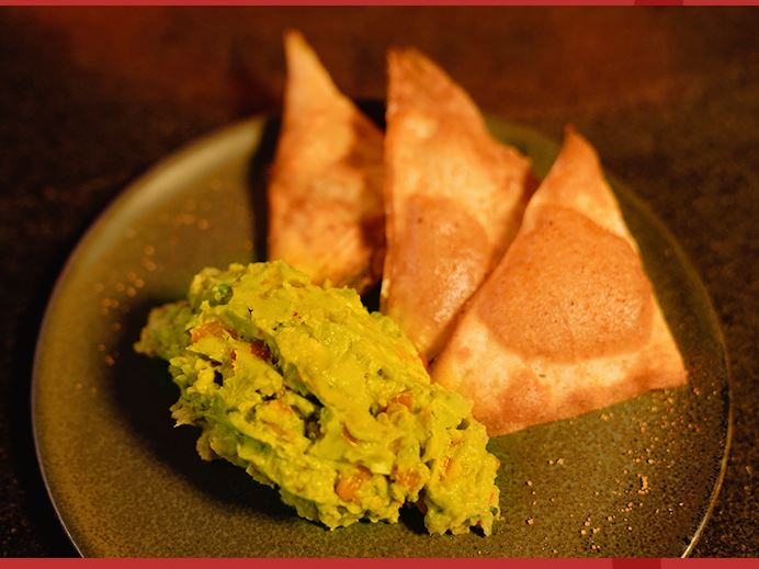 Guacamole with rice crisps standing in it